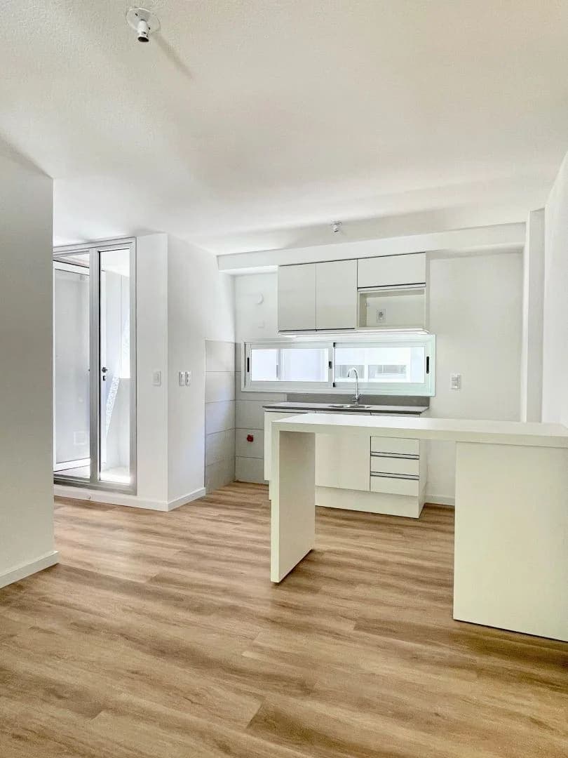 Venta apartamento de 2 dormitorios con balcón al frente en Cordón - Cochera incluida - Vista 2