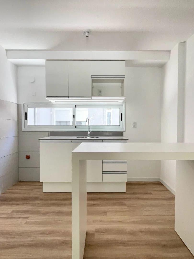Venta apartamento de 2 dormitorios con balcón al frente en Cordón - Cochera incluida - Vista 3