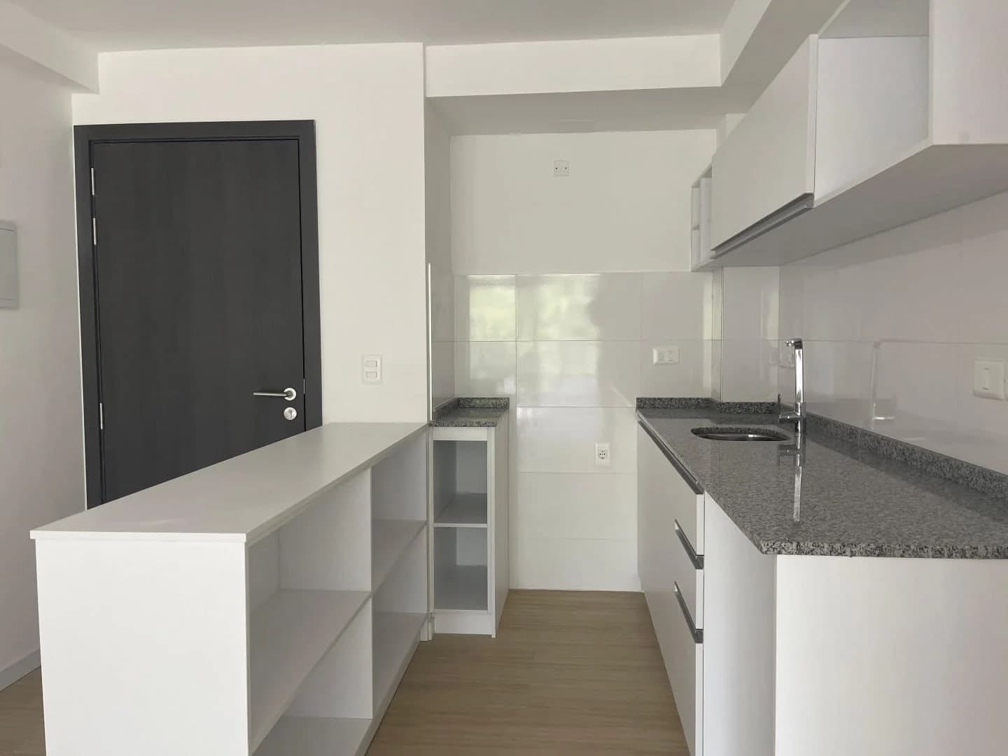 Apartamento de 1 dormitorio con Balcón al Frente con renta - Orientación NORTE en el Centro de Montevideo - Vista 3