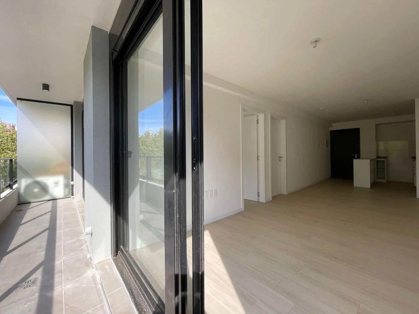 Apartamento de 1 dormitorio con Balcón al Frente con renta - Orientación NORTE en el Centro de Montevideo - Vista 2