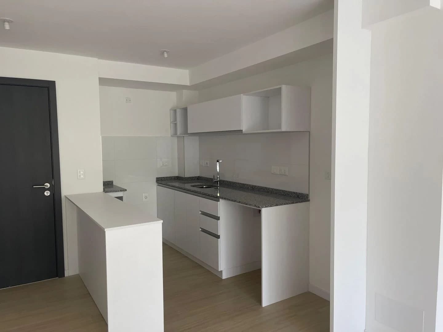 Apartamento de 1 dormitorio con Balcón al Frente con renta - Orientación NORTE en el Centro de Montevideo - Vista 5