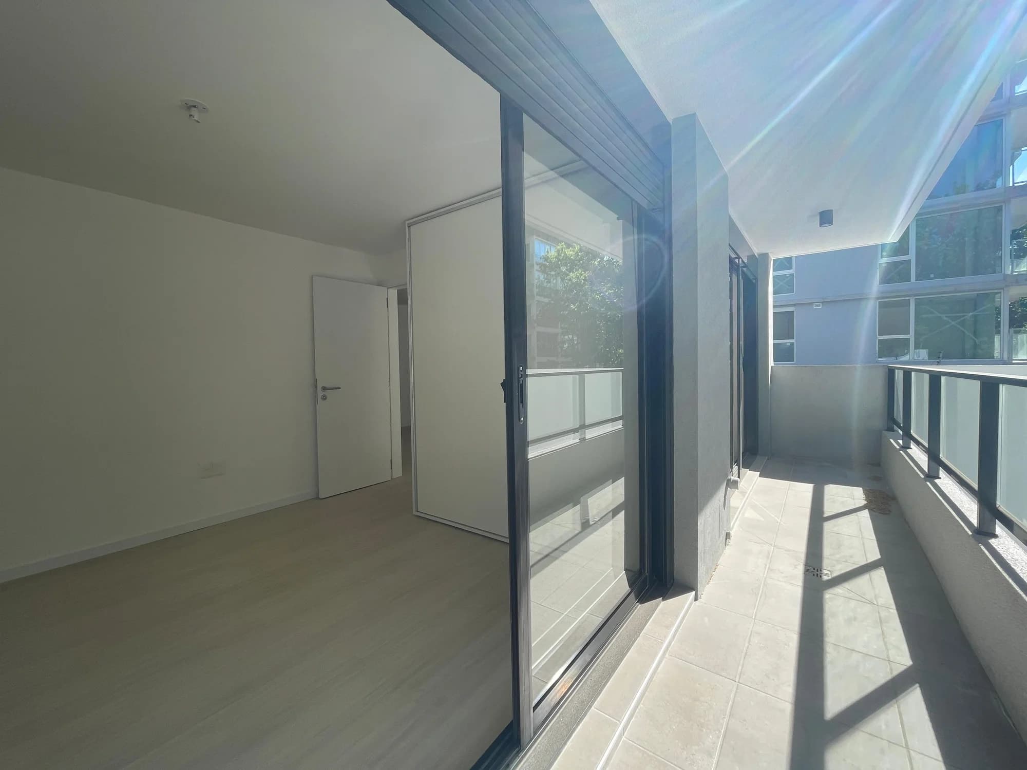 Apartamento de 1 dormitorio con Balcón al Frente con renta - Orientación NORTE en el Centro de Montevideo