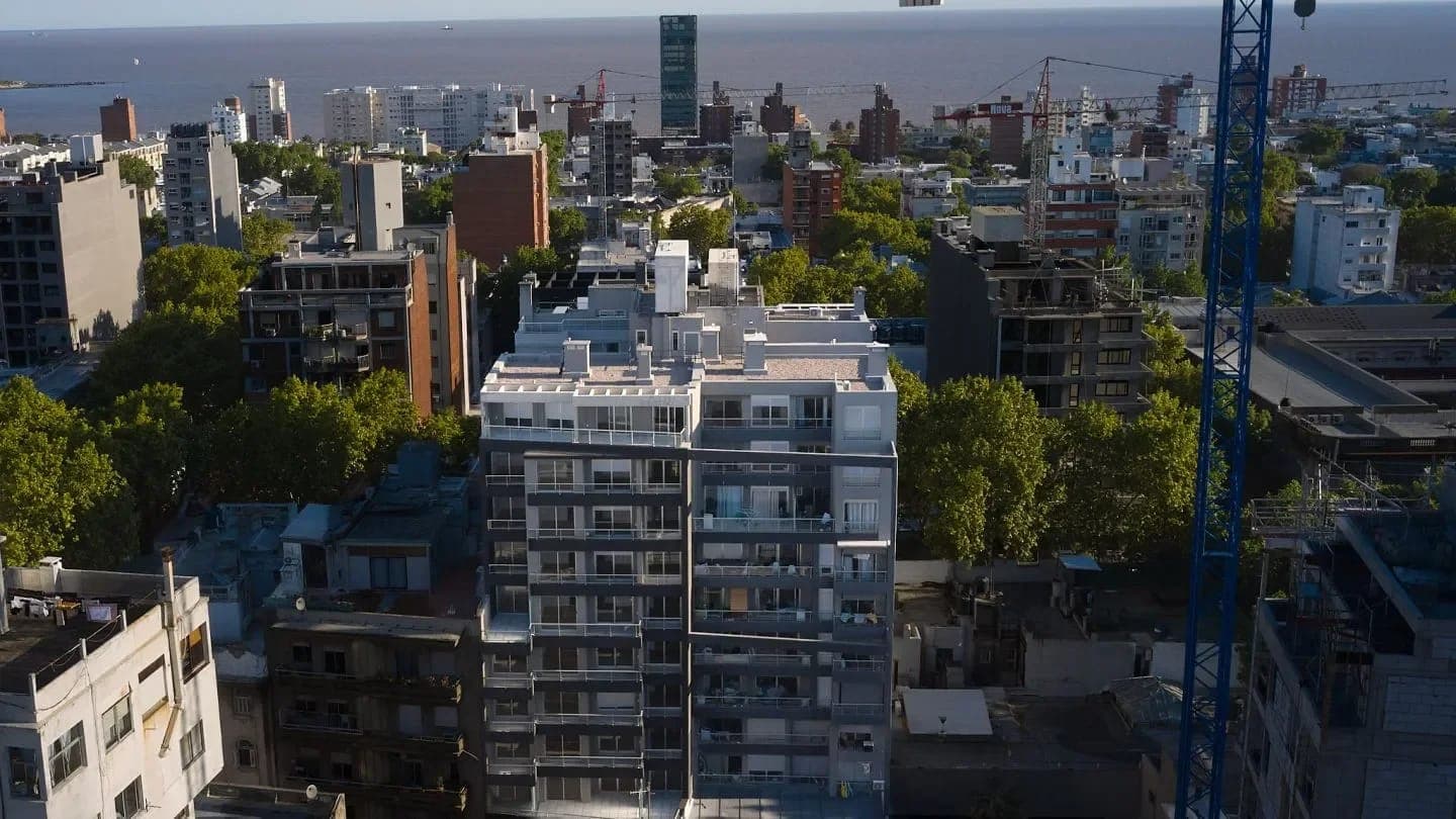 Apartamento 1 Dormitorio En Piso Alto Con Amplio Balcón Y Vista Norte - Con Renta - Beneficios De Ley Vis - Vista 24