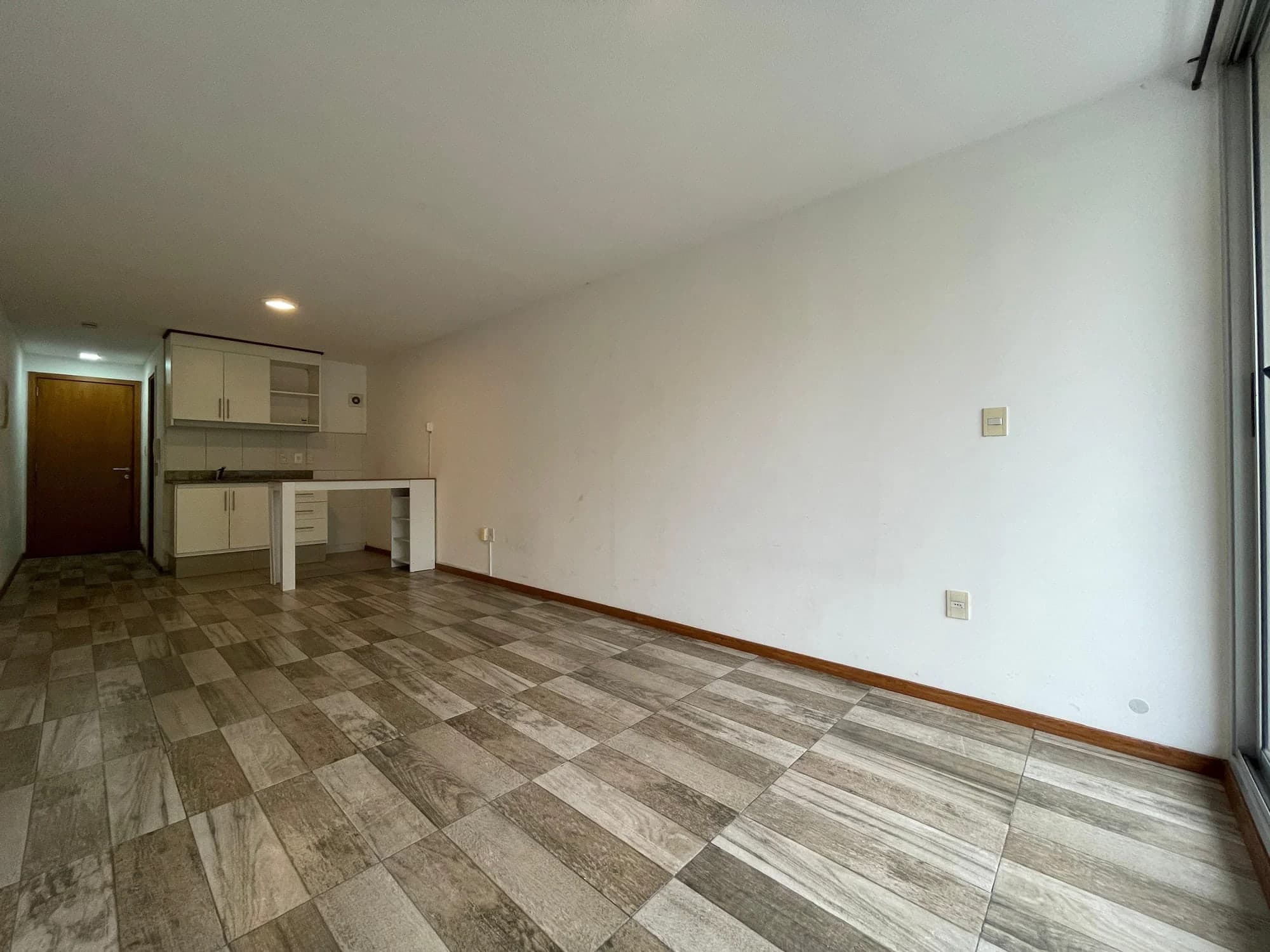 Alquiler Amplio Monoambiente en Cordón - Orientación Norte al Frente con balcón - Vista 2