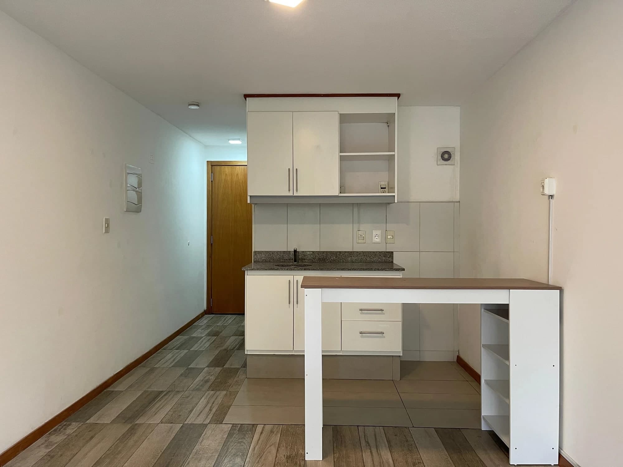 Alquiler Amplio Monoambiente en Cordón - Orientación Norte al Frente con balcón - Vista 4
