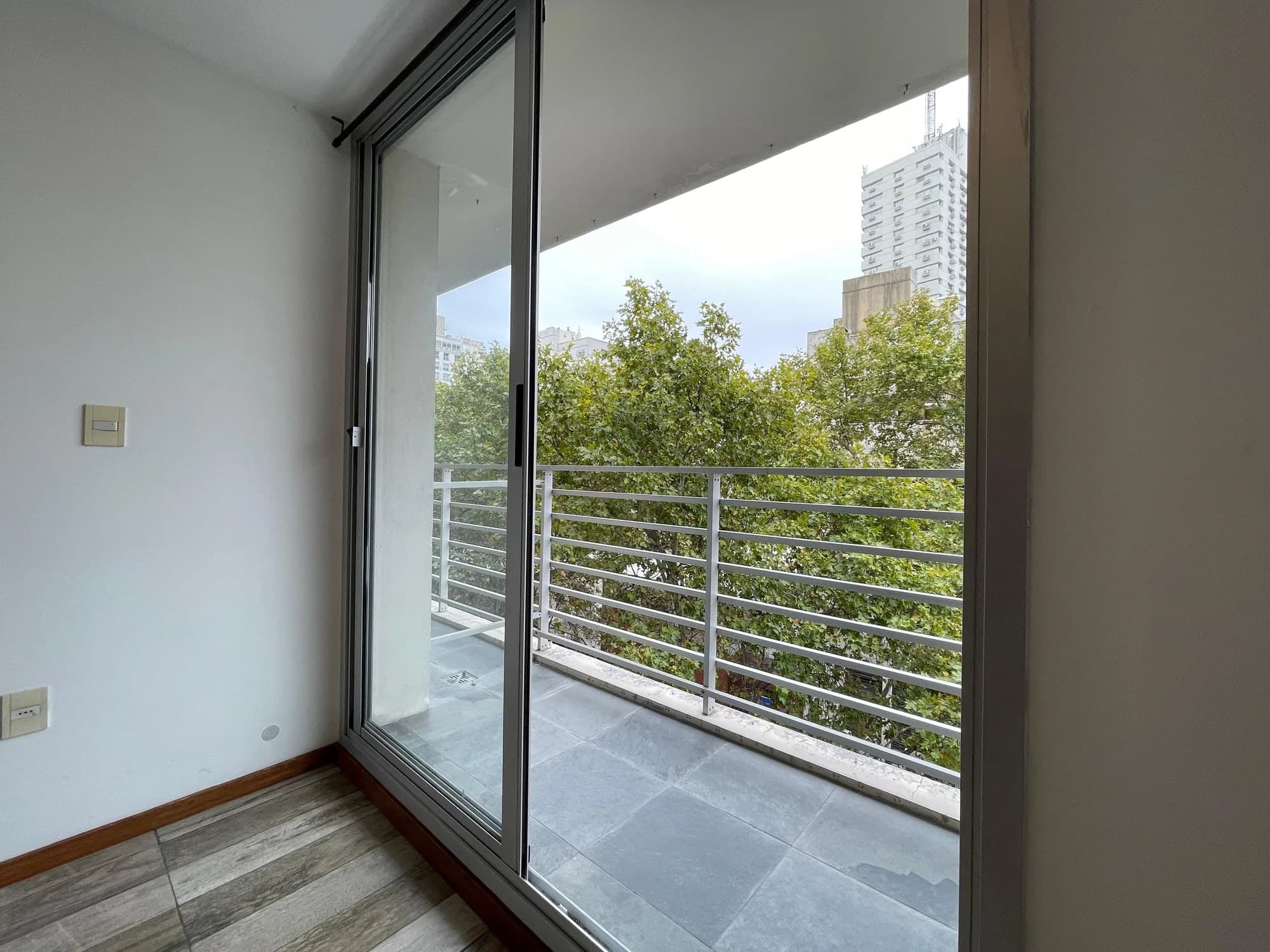 Alquiler Amplio Monoambiente en Cordón - Orientación Norte al Frente con balcón - Vista 7