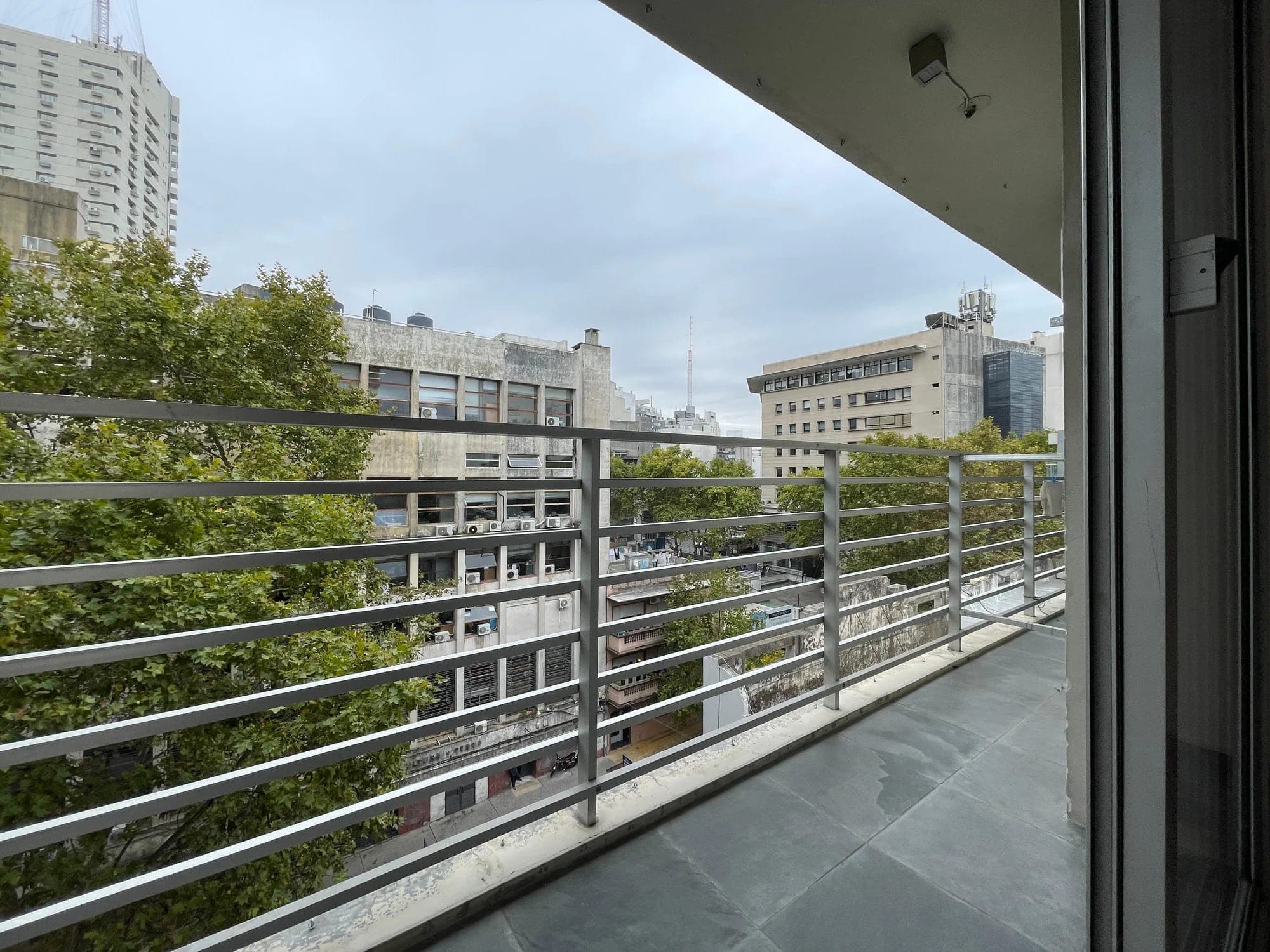 Alquiler Amplio Monoambiente en Cordón - Orientación Norte al Frente con balcón - Vista 9