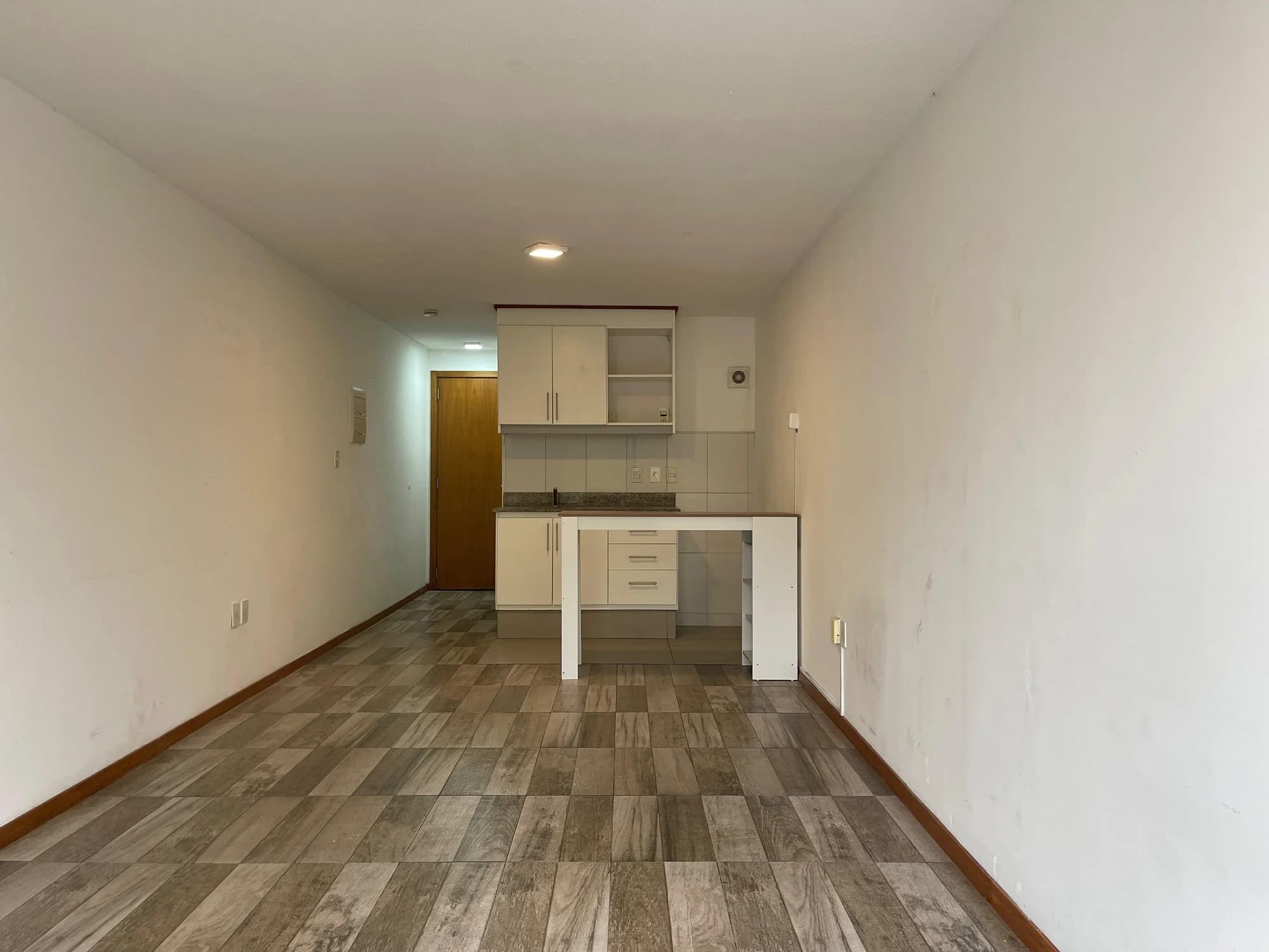 Alquiler Amplio Monoambiente en Cordón - Orientación Norte al Frente con balcón - Vista 3