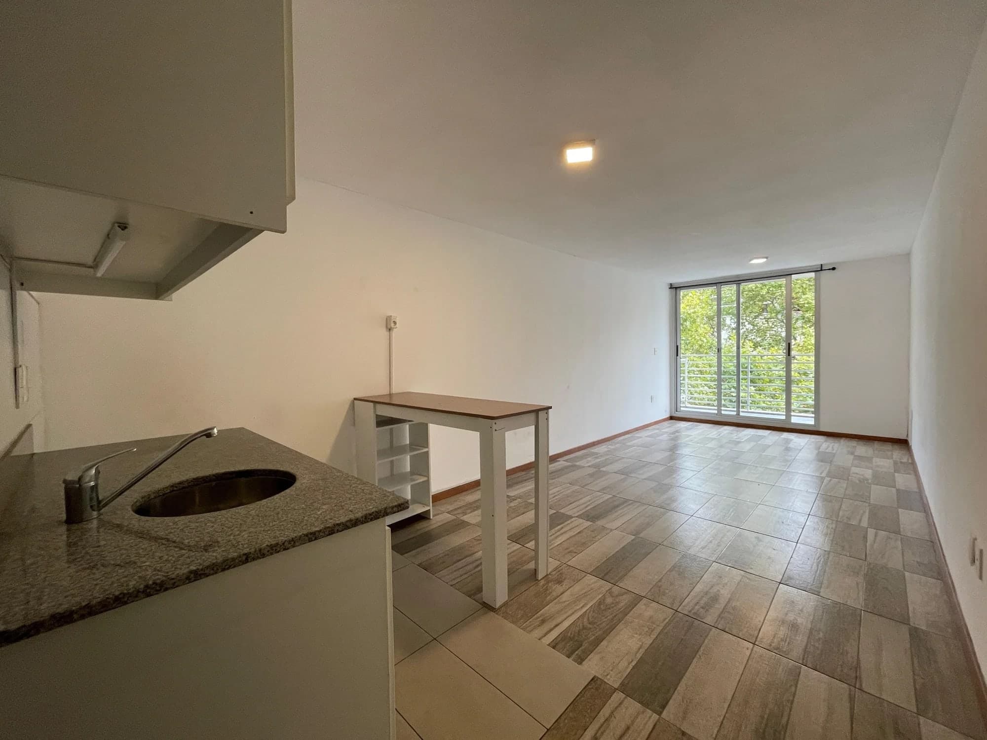 Alquiler Amplio Monoambiente en Cordón - Orientación Norte al Frente con balcón - Vista 6