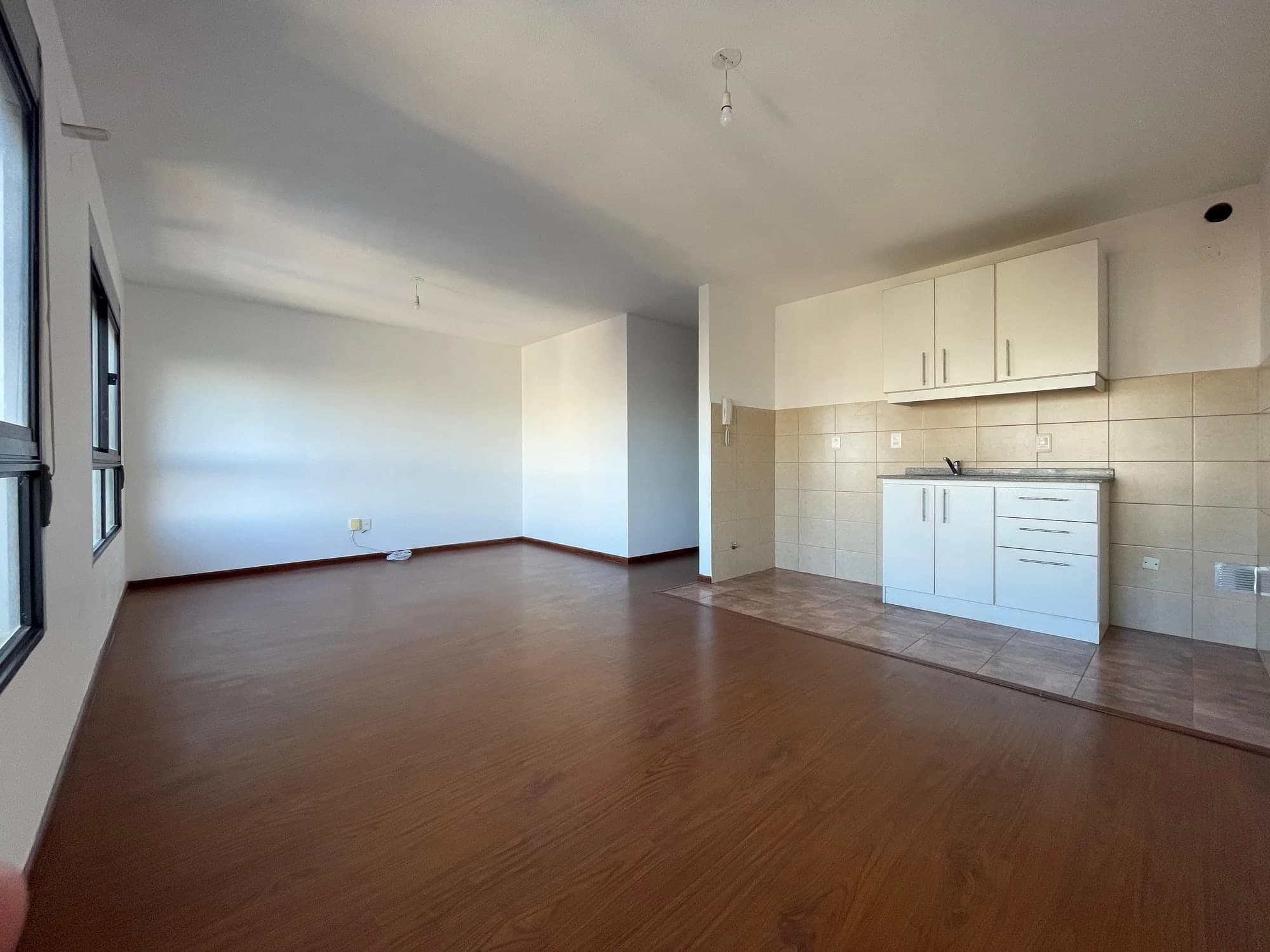Alquiler amplio monoambiente en Cordón, a pasos de 18 de julio | Piso alto y vista abierta | Ideal para estudiantes