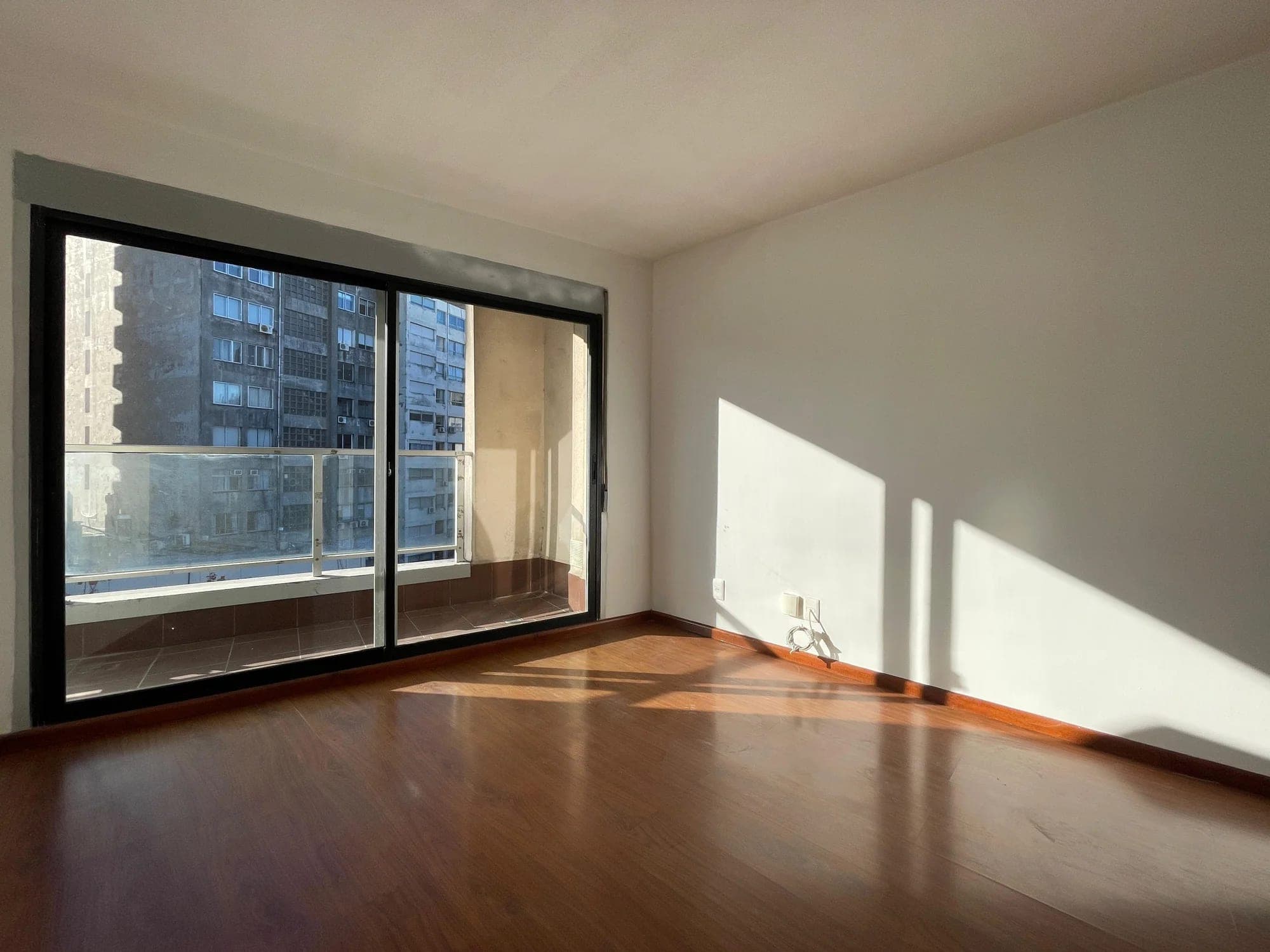 Alquiler monoambiente piso 9 con balcón al Norte | Cordón, a pasos de 18 de julio e IMM. - Vista 2