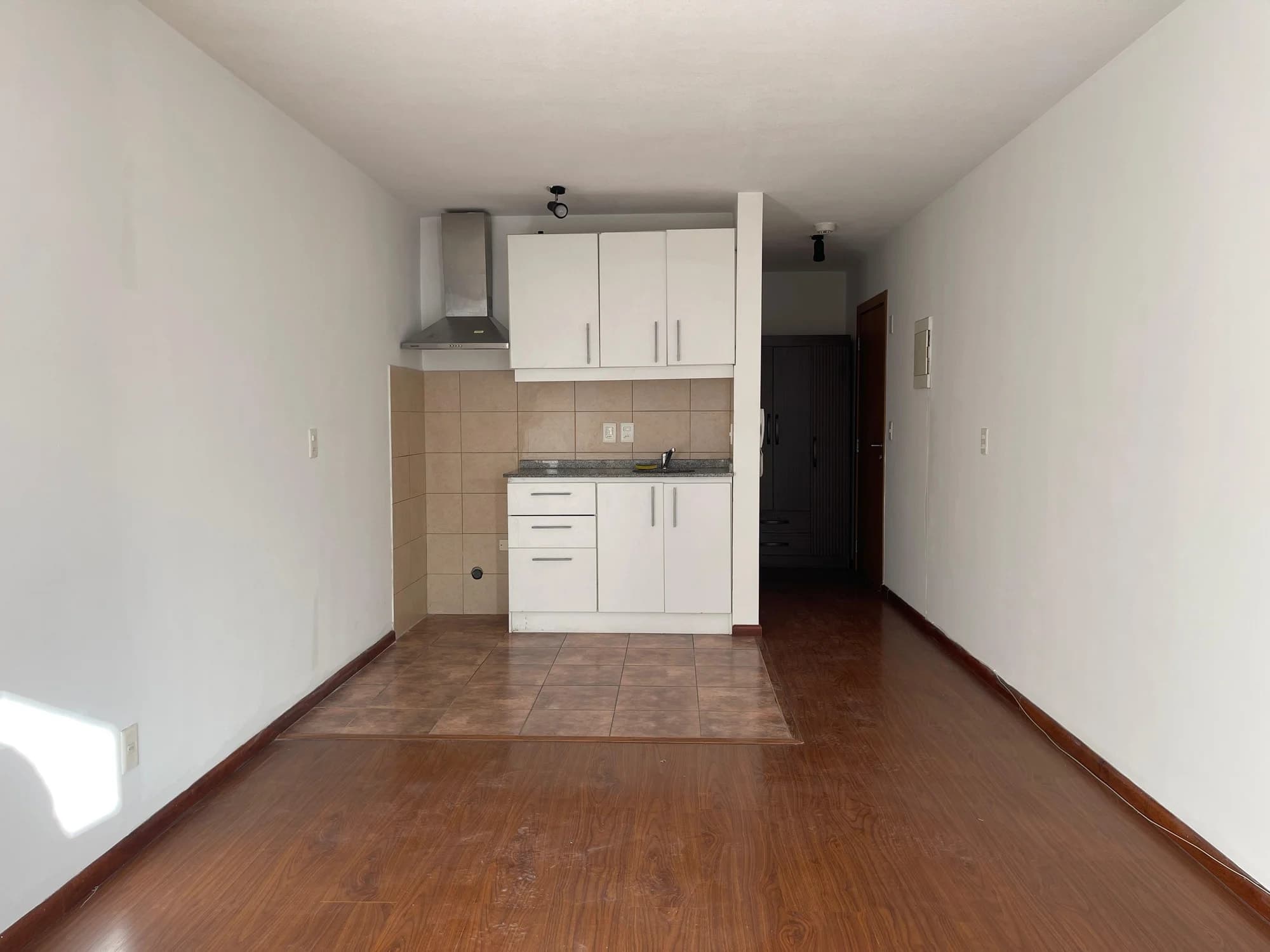 Alquiler monoambiente piso 9 con balcón al Norte | Cordón, a pasos de 18 de julio e IMM. - Vista 5