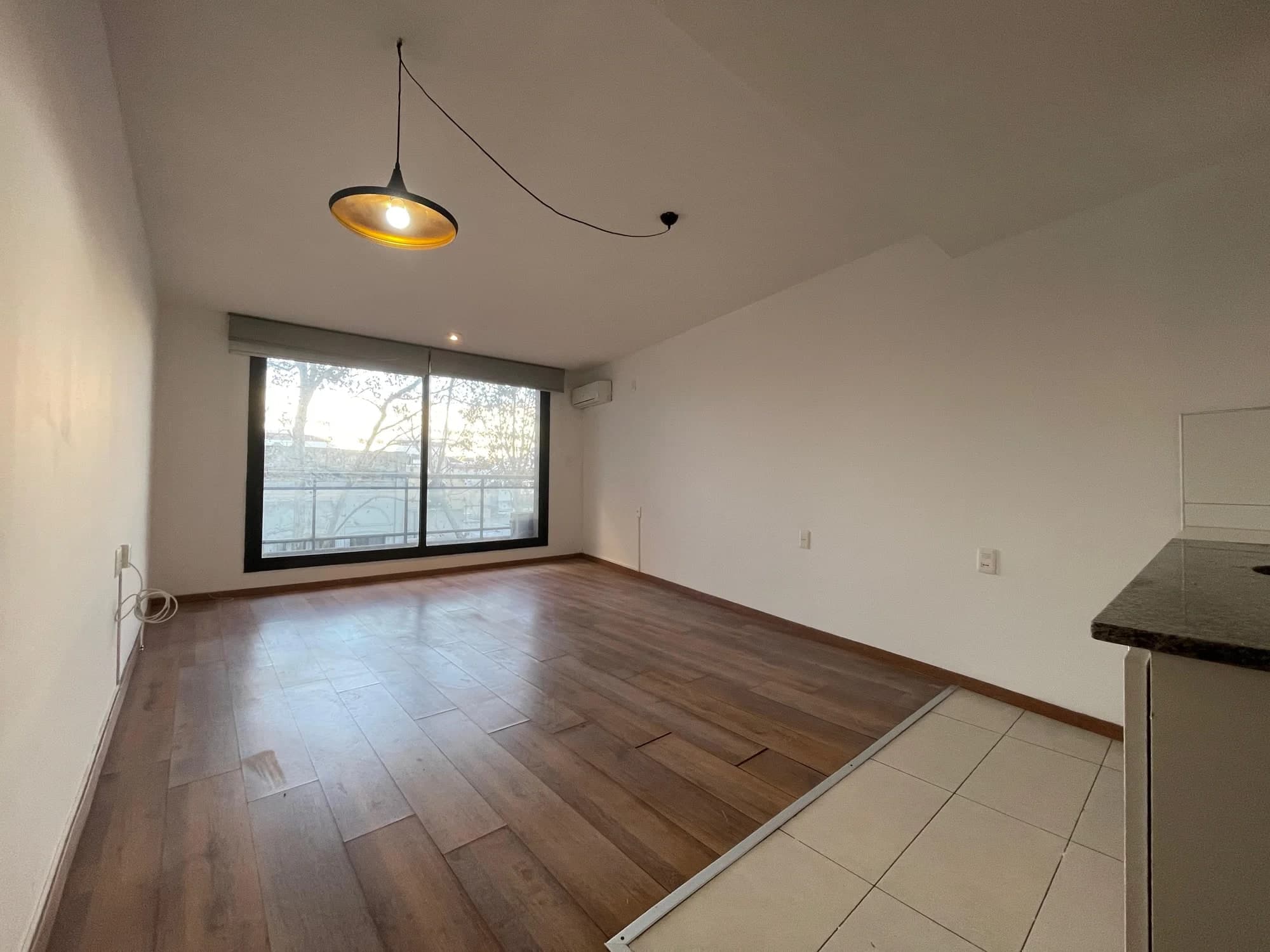 Alquiler amplio monoambiente en Cordón, a pasos de 18 de julio | Ideal para estudaintes | Con balcón y amenities
