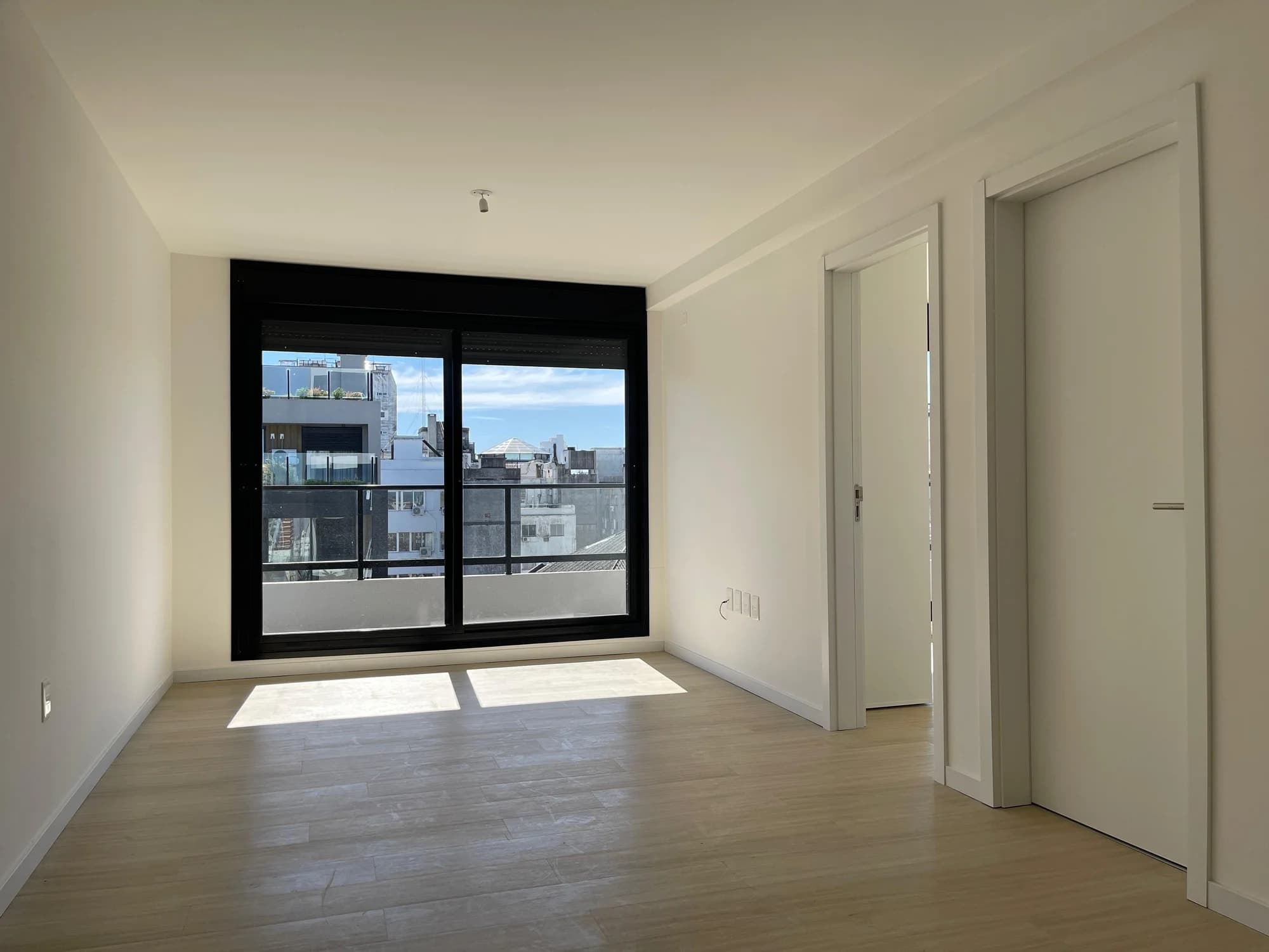 Apartamento En Venta De Un Dormitorio - Ley VIS - A Estrenar, piso alto, con amplia terraza, Orientación Norte - Centro, Montevideo - Vista 2