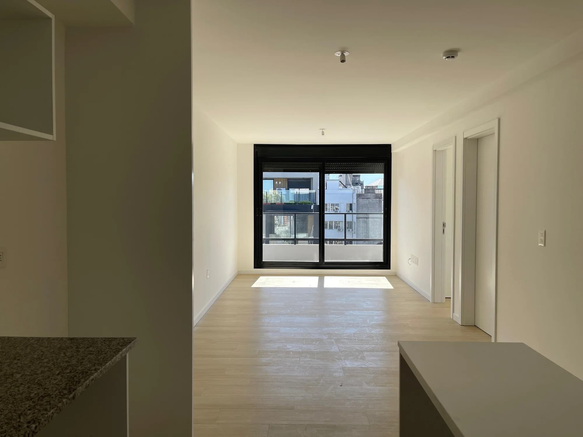 Apartamento En Venta De Un Dormitorio - Ley VIS - A Estrenar, piso alto, con amplia terraza, Orientación Norte - Centro, Montevideo - Vista 3