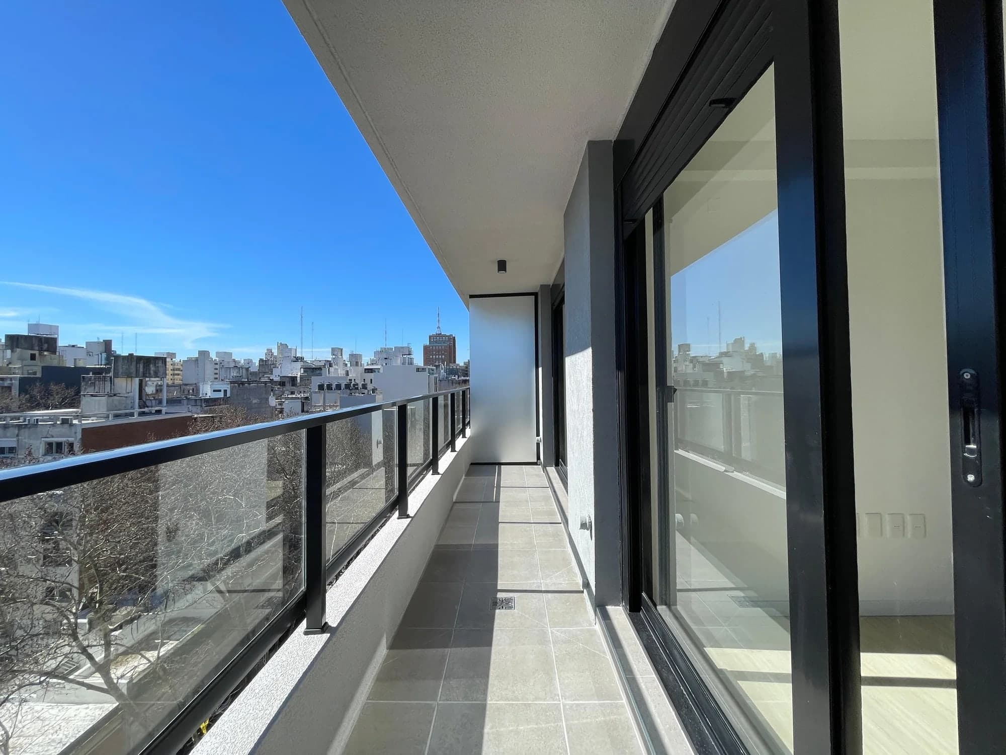 Apartamento En Venta De Un Dormitorio - Ley VIS - A Estrenar, piso alto, con amplia terraza, Orientación Norte - Centro, Montevideo