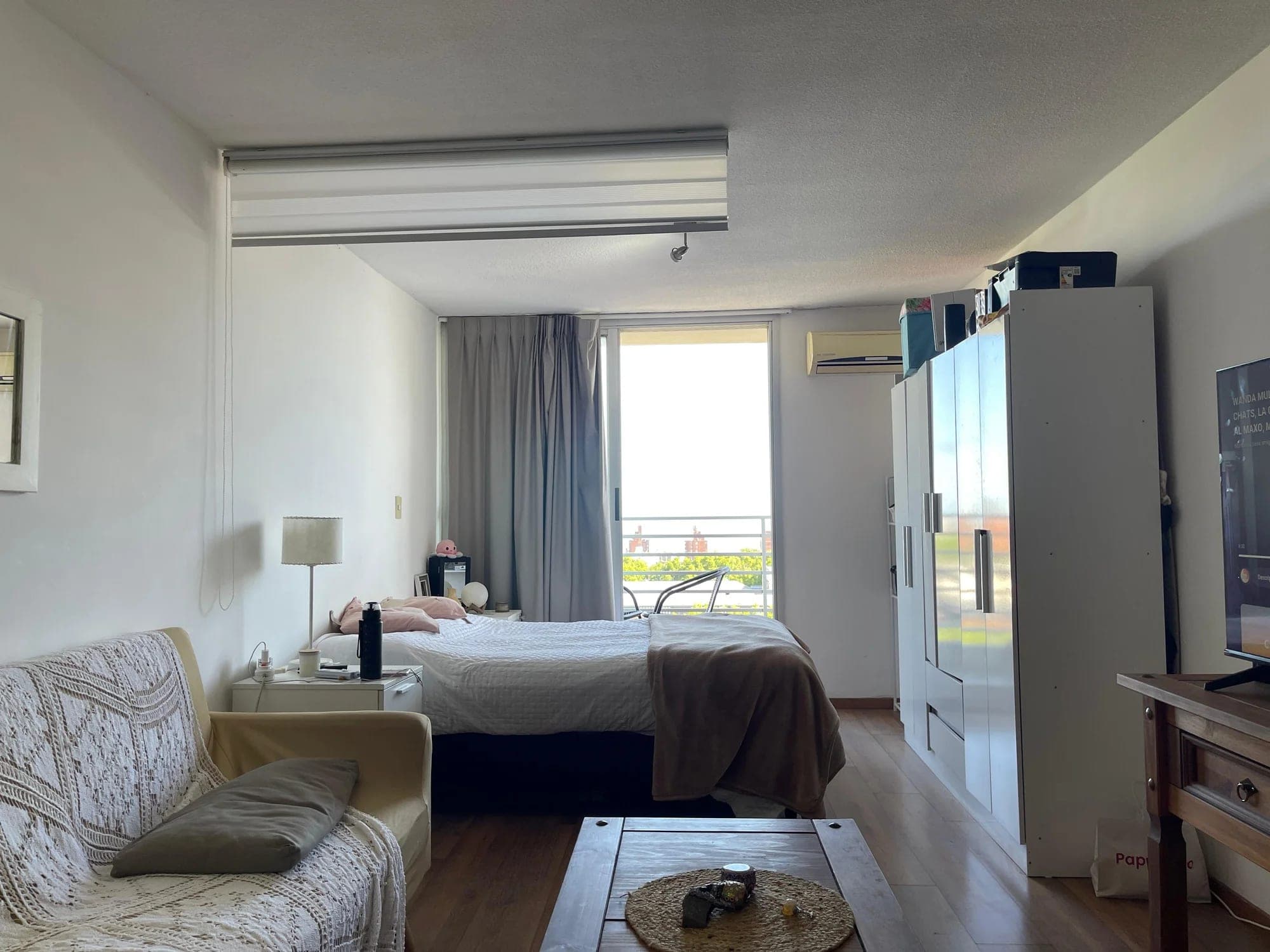 Alquiler de amplio monoambiente en Cordón con balcón y vista al mar | A pasos de la IMM y Av. 18 de julio. - Vista 2