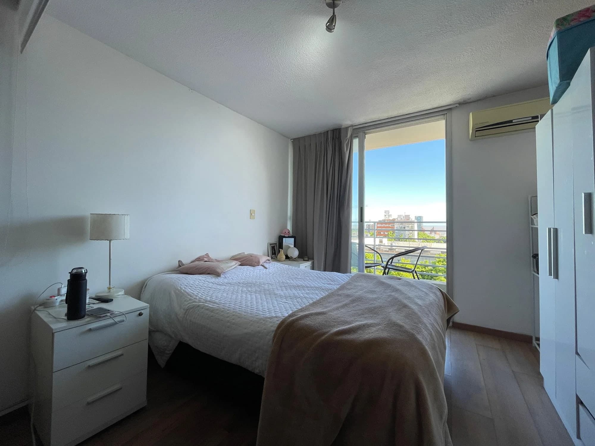 Alquiler de amplio monoambiente en Cordón con balcón y vista al mar | A pasos de la IMM y Av. 18 de julio. - Vista 3