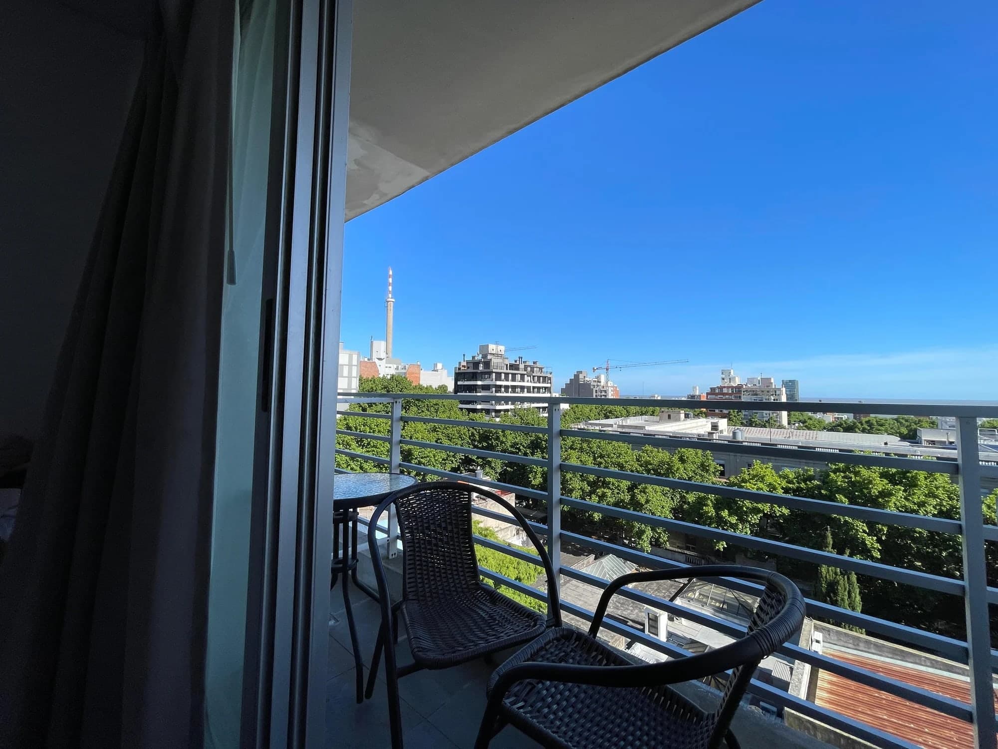 Alquiler de amplio monoambiente en Cordón con balcón y vista al mar | A pasos de la IMM y Av. 18 de julio. - Vista 4