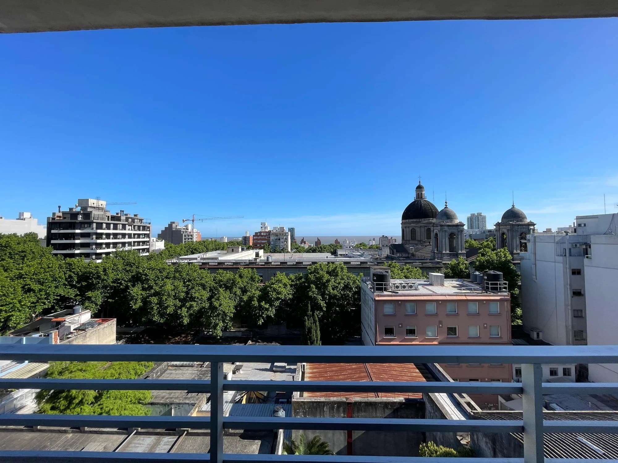 Alquiler de amplio monoambiente en Cordón con balcón y vista al mar | A pasos de la IMM y Av. 18 de julio. - Vista 5