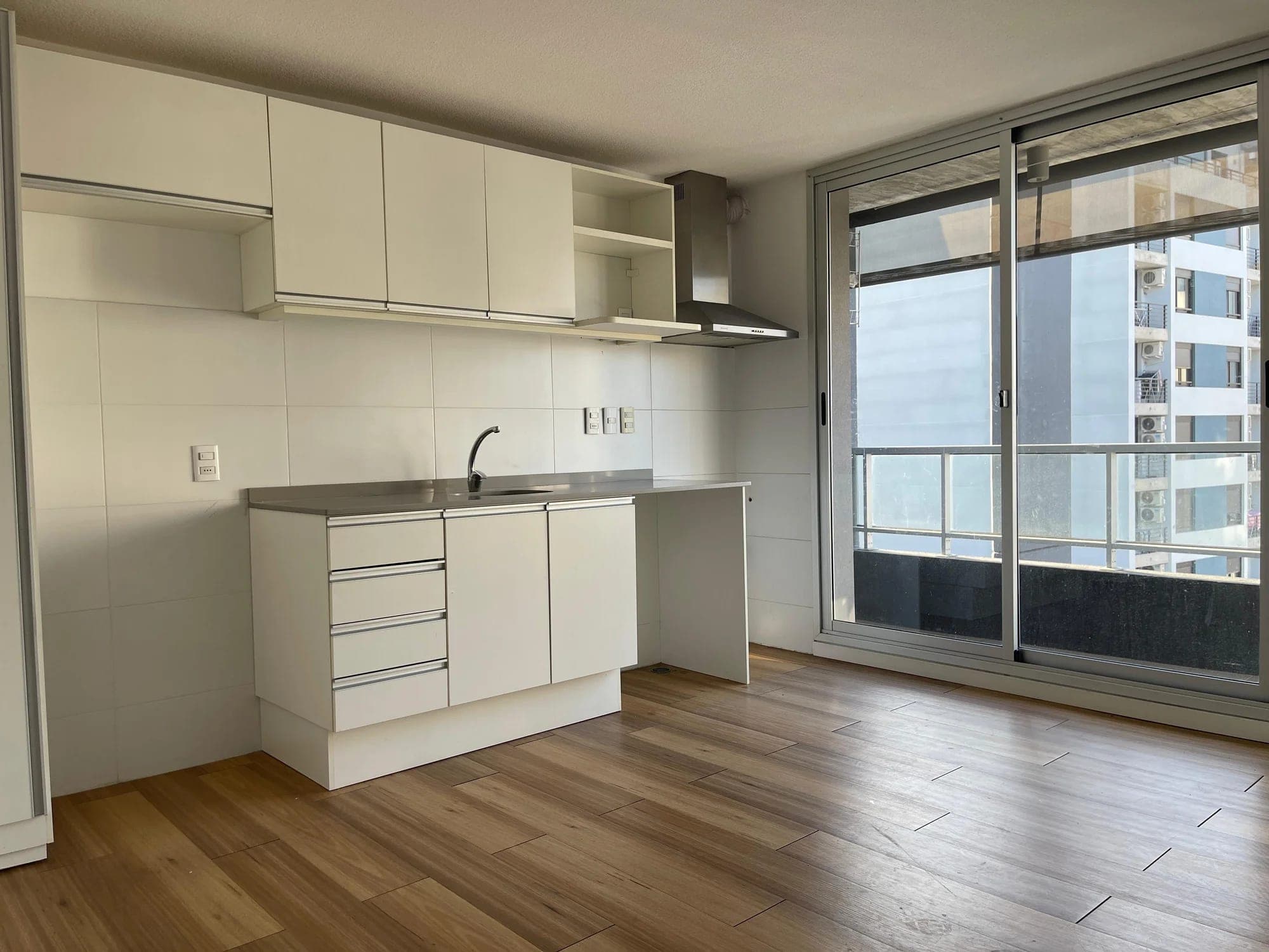 Amplio apartamento de 1 dormitorio en Cordón | Al balcón al norte, renta inmediata y Ley VIS. - Vista 2
