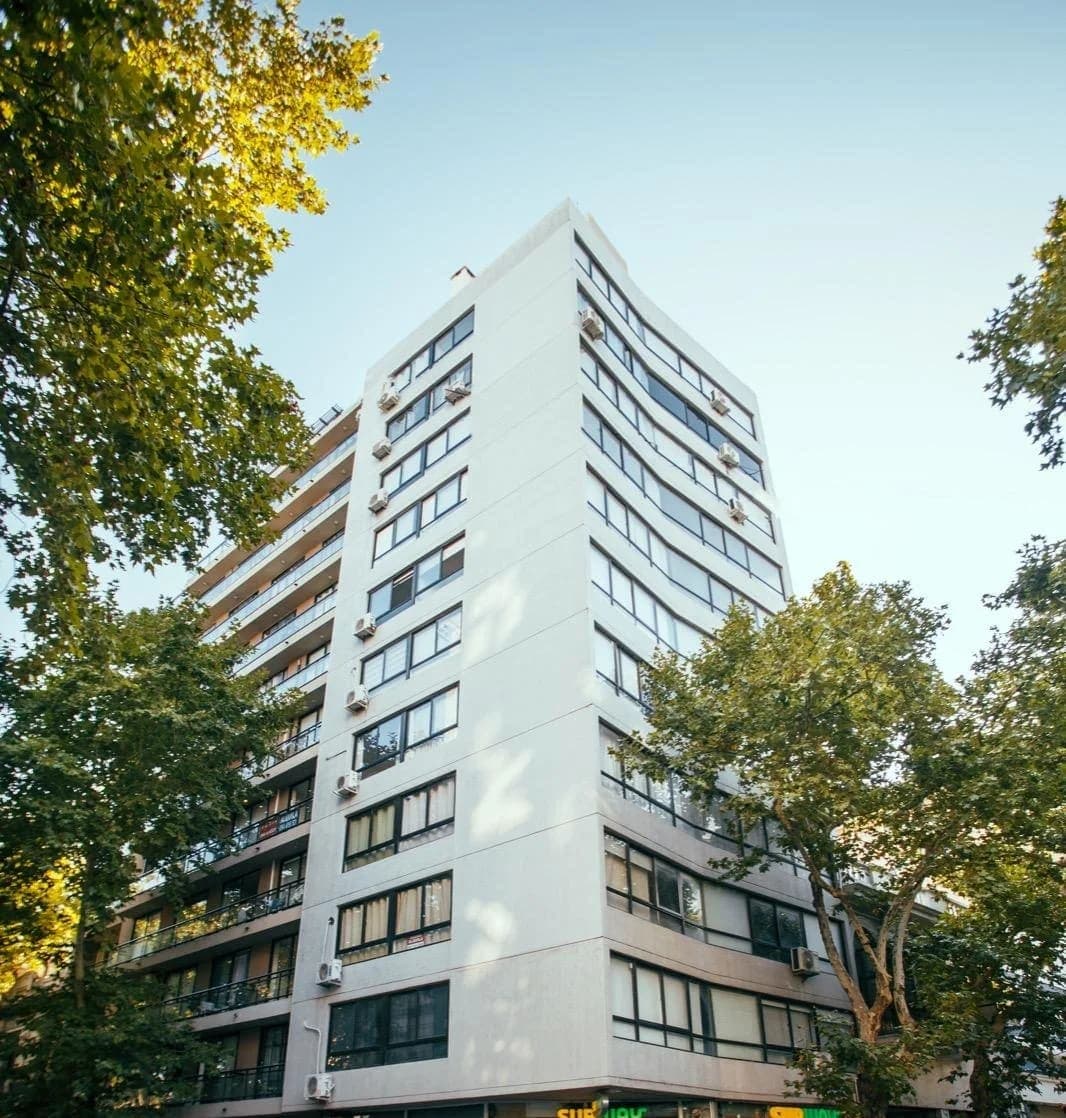 Alquiler amplio monoambiente amoblado en Cordón con balcón | A pasos de Av. 18 de Julio - Vista 8
