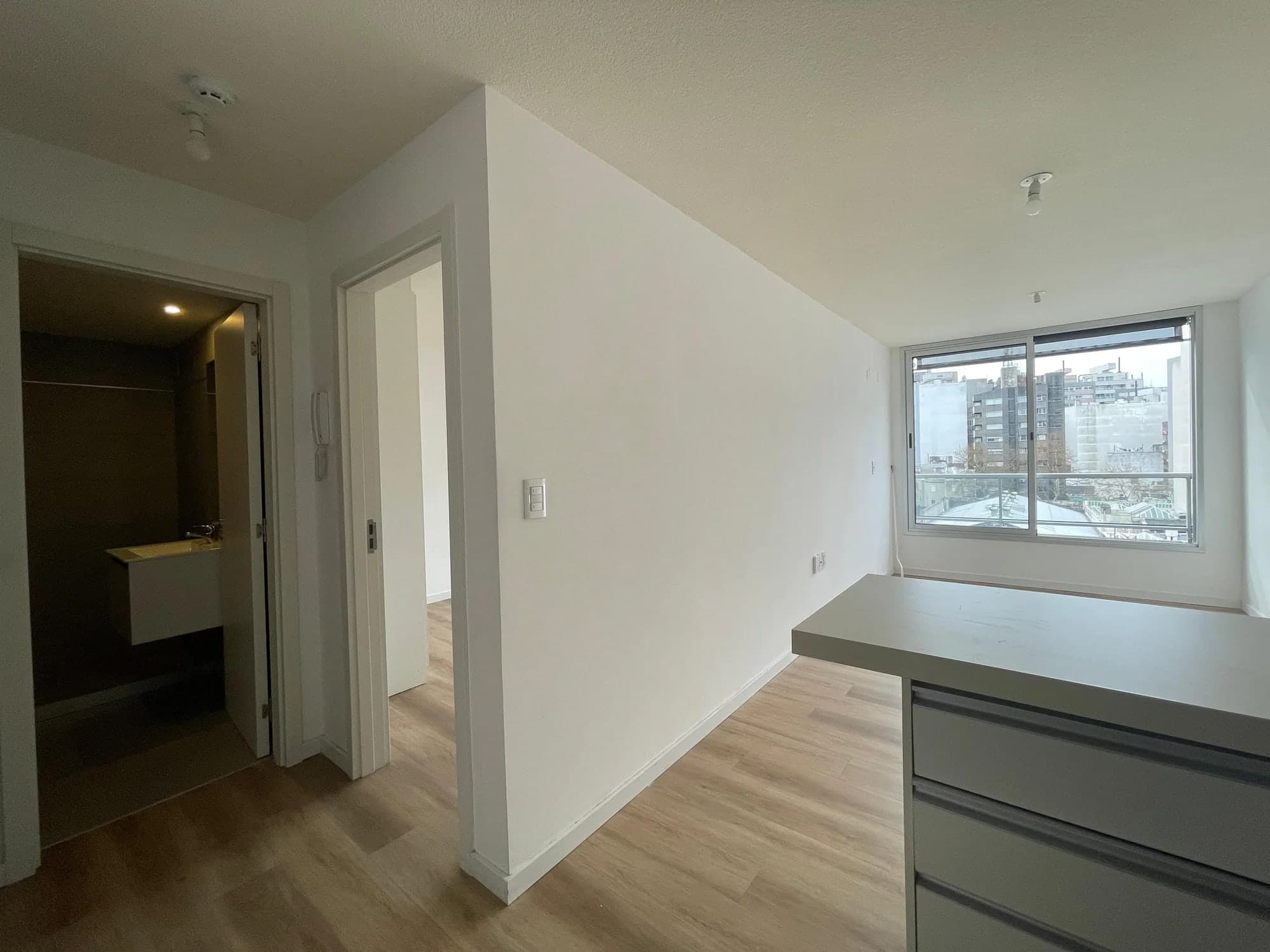 Alquiler luminoso apartamento con blacón de un dormitorio | En piso alto con orientación Norte - Vista 6