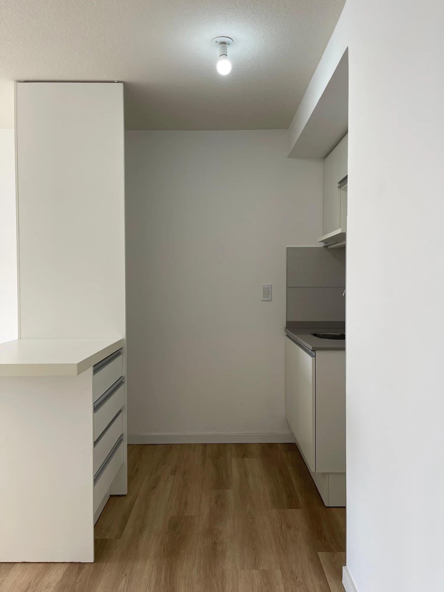 Alquiler luminoso apartamento con blacón de un dormitorio | En piso alto con orientación Norte - Vista 4