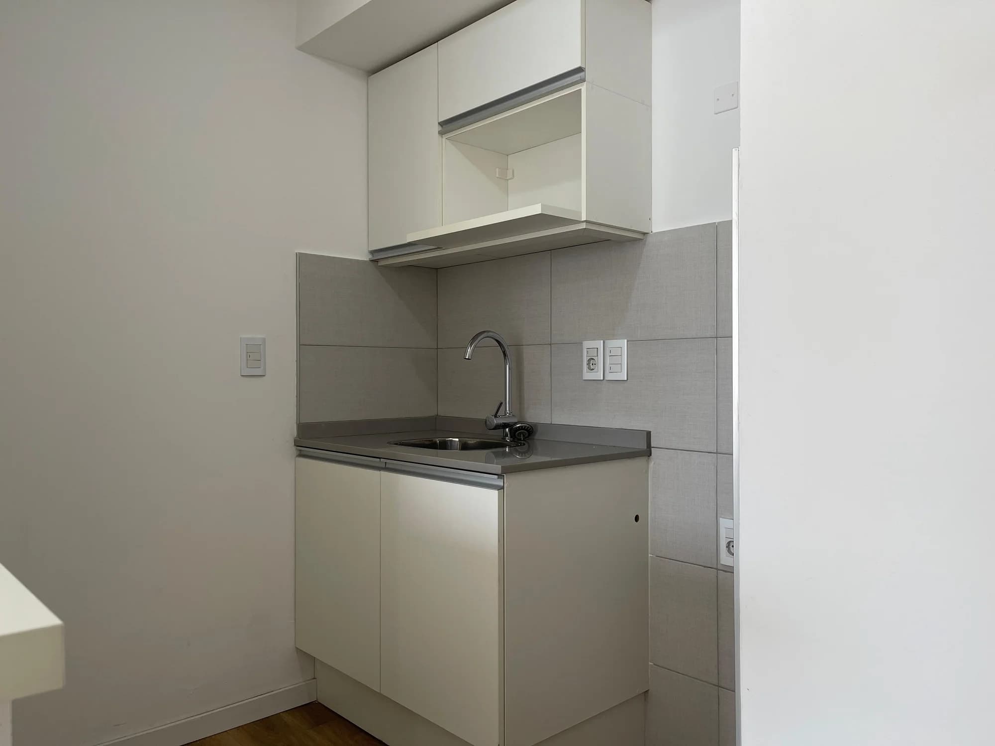 Alquiler luminoso apartamento con blacón de un dormitorio | En piso alto con orientación Norte - Vista 5