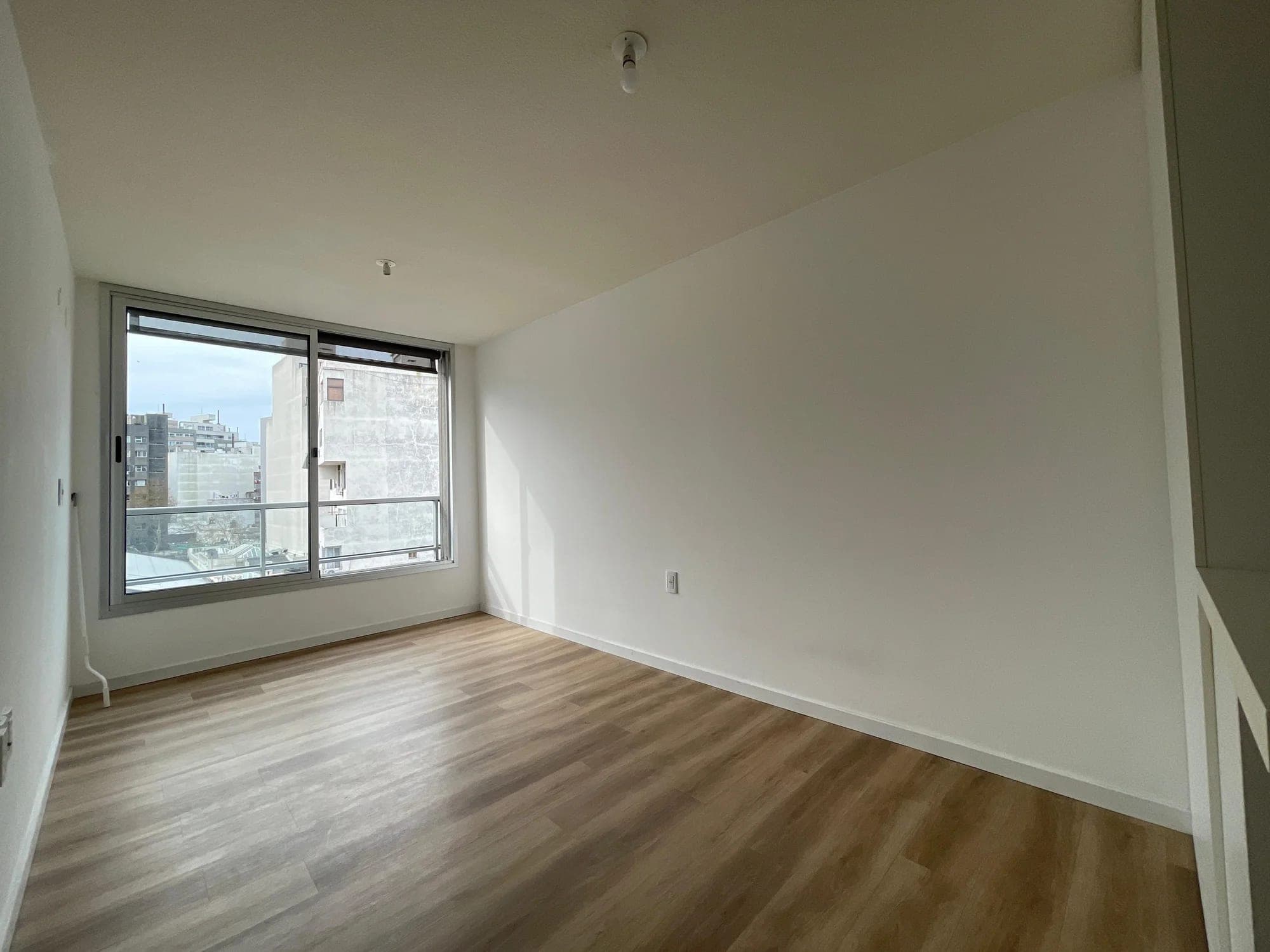 Alquiler luminoso apartamento con blacón de un dormitorio | En piso alto con orientación Norte - Vista 2