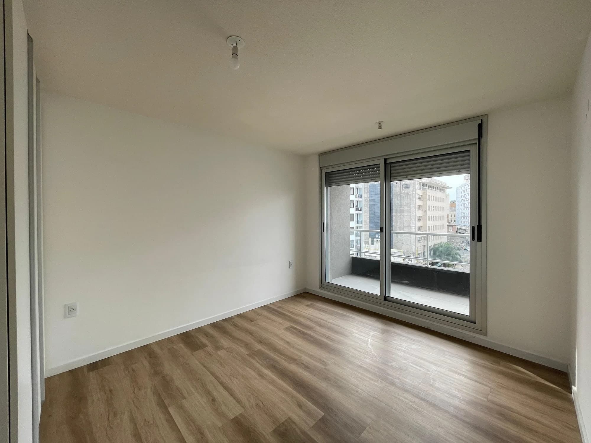Alquiler luminoso apartamento con blacón de un dormitorio | En piso alto con orientación Norte - Vista 8