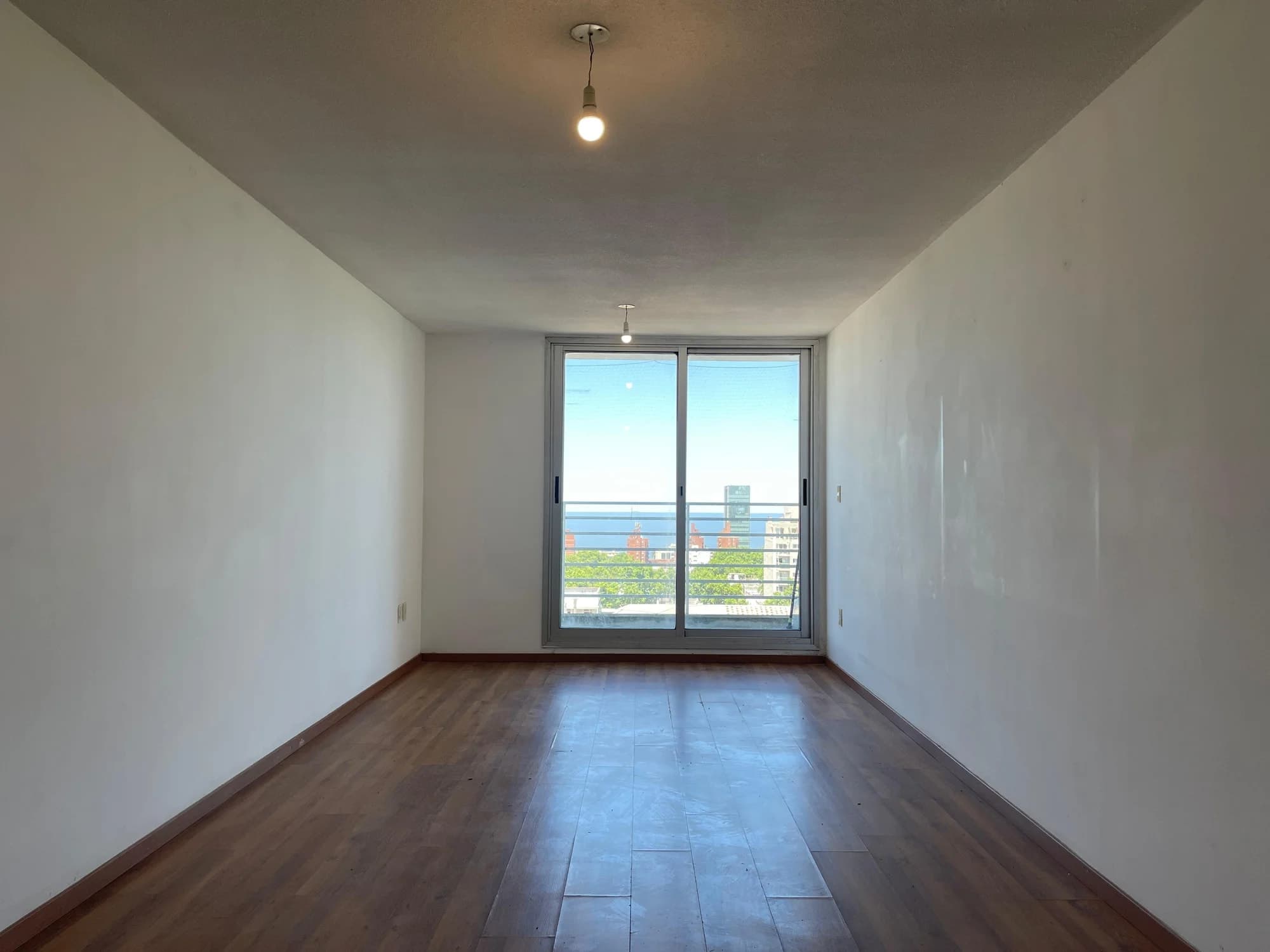 Alquiler monoambiente en piso alto con vista al mar | A pasos de IMM y Av. 18 de julio - Vista 3