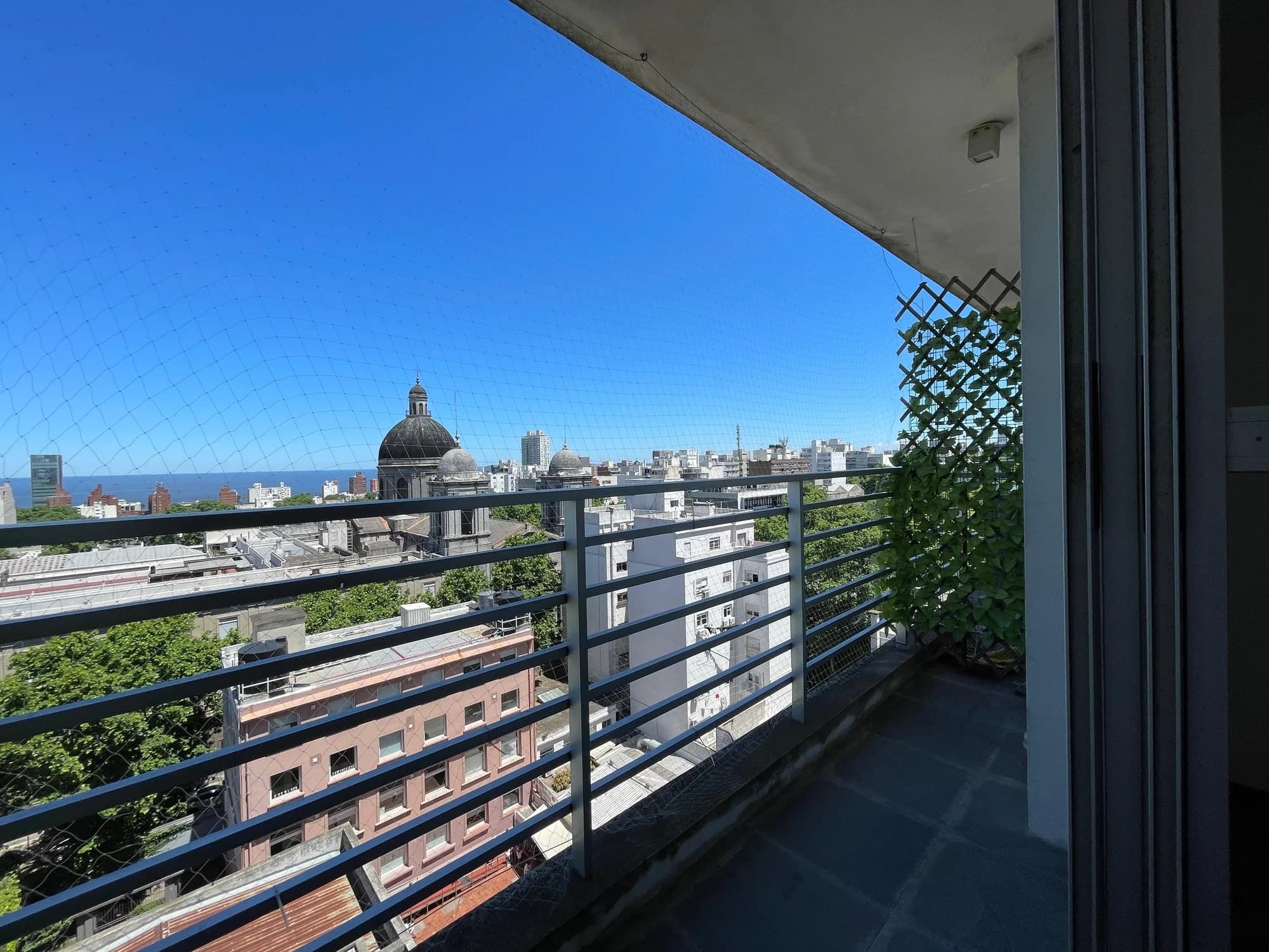 Alquiler monoambiente en piso alto con vista al mar | A pasos de IMM y Av. 18 de julio - Vista 4