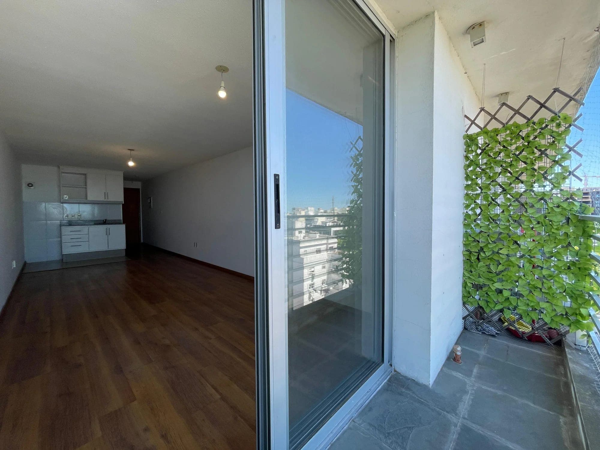 Alquiler monoambiente en piso alto con vista al mar | A pasos de IMM y Av. 18 de julio - Vista 5