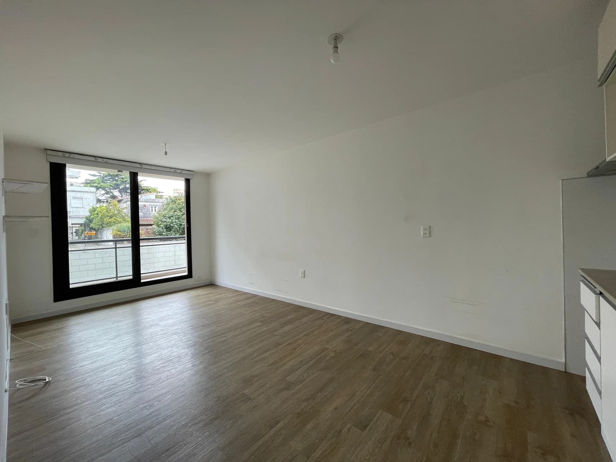 Alquiler de luminoso monoambiente con balcón en Malvin