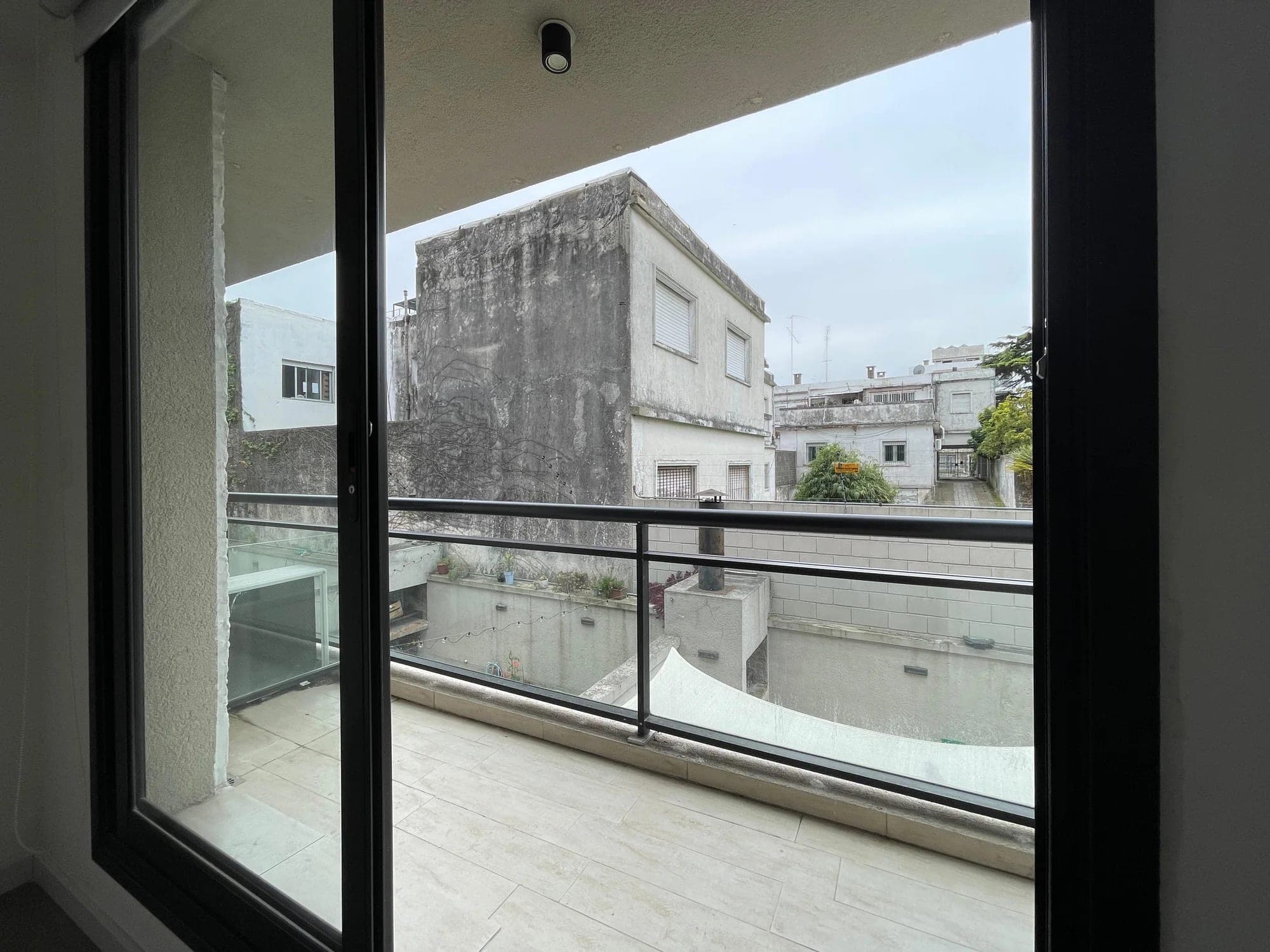Alquiler de luminoso monoambiente con balcón en Malvin - Vista 3